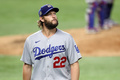 米大リーグ（MLB）、ロサンゼルス・ドジャースのクレイトン・カーショウ（2020年10月25日撮影）。(c)TOM PENNINGTON / GETTY IMAGES NORTH AMERICA / Getty Images via AFP