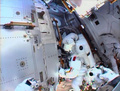 船外活動を中止する直前のイタリアのルカ・パルミターノ（Luca Parmitano）宇宙飛行士（2013年7月16日、NASA TV映像より）。(c)AFP/NASA TV