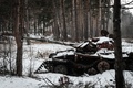 ロシアの侵攻を受けているウクライナ・ヤムピリ近くに放棄された戦車の残骸（2023年2月6日撮影）。(c)YASUYOSHI CHIBA / AFP