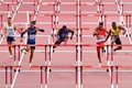 第17回世界陸上ドーハ大会、男子110メートルハードル決勝に臨む米国のグラント・ホロウェイ（中央、2019年10月2日撮影）。(c)Giuseppe CACAC / AFP