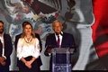 メキシコ大統領選で勝利が確実になったことを受け、首都メキシコ市で支持者らに向けて演説を行うアンドレス・ロペスオブラドール元メキシコ市長（右、2018年7月1日撮影）。(c)AFP PHOTO / Pedro Pardo