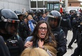 スペイン・カタルーニャ自治州の投票所の外で、スペイン治安警察と衝突する人々（2017年10月1日撮影）。(c)AFP/Raymond ROIG