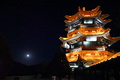 鳴沙山・月牙泉風景区で撮影した満月（2025年2月12日撮影）。(c)Xinhua News