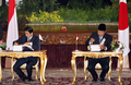 2007年8月20日、インドネシア大統領府で安倍晋三（Shinzo Abe）首相（左）と経済連携協定（EPA）の調印を交わすスシロ・バンバン・ユドヨノ（Susilo Bambang Yudhoyono）大統領。(c)AFP/Bay ISMOYO