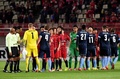 サッカーAFCチャンピオンズリーグ、グループステージ第4節、鹿島アントラーズ対シドニーFC。シドニーFCの選手と握手を交わす鹿島アントラーズの選手（2018年3月13日撮影）。(c)AFP PHOTO/Toshifumi KITAMURA