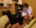 都内・秋葉原地区にある山本耳かき店秋葉原総本店で、コバヤシ・タカヒサさん（30）の耳かきをする浴衣姿のあまねさん（2011年9月27日撮影）。(c)AFP/Yoshikazu TSUNO