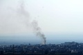 シリア北部アインアルアラブ（クルド名：コバニ）で、イスラム過激派組織「イスラム国（IS）」とクルド人部隊との戦闘の後、立ち上る煙（2015年1月26日撮影）。(c)AFP