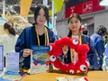 中国国際旅游交易会の日本政府観光局ブースで、大阪・関西万博をＰＲするスタッフ（2024年11月22日撮影）。(c)Xinhua News