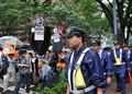 1日は都内でも原子力発電に反対する抗議行動が尾行われた。写真はデモ行進を警備する警察官ら(2012年7月1日撮影)。(c)AFP/Yoshikazu TSUNO