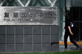 中国・北京にある復星集団国際センターの建物前を歩く女性（2019年9月23日撮影、資料写真）。(c)WANG Zhao / AFP