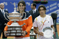 男子テニス、バルセロナ・オープン・バンコ・サバデル（%%Barcelona Open Banco Sabadell 2009%%）シングルス決勝。大会第1シードのラファエル・ナダル（%%Rafael Nadal%%、スペイン）は、大会第4シードのダビド・フェレール（%%David Ferrer%%、スペイン）と対戦。ナダルはセットカウント2-0（6-2、7-5）のストレートで勝利し、大会5連覇を達成した。写真は表彰式に臨むラファエル・ナダル（右）とダビド・フェレール。（2009年4月26日撮影）(c)AFP/JOSEP LAGO