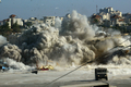 2010年を前に、世紀の変わり目からこの10年間を写真で振り返る。

2002年9月20日、パレスチナ自治区ヨルダン川西岸に侵攻したイスラエル軍は、ヤセル・アラファト（Yasser Arafat）パレスチナ解放機構（PLO）議長（当時）がいるラマラ（Ramallah）の議長府を攻撃し、破壊した。アラファト議長が居住する区画とその周囲をのぞき、建物はことごとく破壊された。写真はイスラエル軍の攻撃を受ける議長府（2002年9月20日撮影）。(c)AFP/ATTA OWEISAT