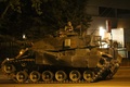 トルコ軍のクーデターに対する抗議運動が行われている同国の首都アンカラを走行する戦車（2016年7月16日撮影）。(c)AFP/ADEM ALTAN