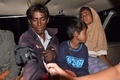 インドネシアの漁民らに救助され、同国アチェ州バンダアチェに向かうミャンマーのイスラム系少数民族ロヒンギャの人々（2018年4月5日撮影）。(c)AFP/Ilyas Ismail