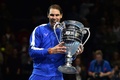 男子テニス、2019年シーズンの表彰式で年間1位のトロフィーをかむラファエル・ナダル（2019年11月15日撮影）。(c)Glyn KIRK / AFP