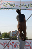 イラン北東部マシャド（Mashhad）で、絞首刑に処された男を助けようと支える当局者ら（2013年5月8日公開）。(c)AFP/MEHR NEWS