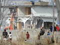 パキスタン・アボタバード（Abbottabad）で取り壊される、国際テロ組織アルカイダ（Al-Qaeda）指導者ウサマ・ビンラディン（Osama bin Laden）容疑者の元潜伏先の邸宅の解体作業を眺める人たち（2012年2月26日撮影）。(c)AFP/AAMIR QURESHI