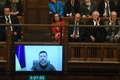 英議会でビデオ形式で演説をするウクライナのウォロディミル・ゼレンスキー大統領。英議会提供（2022年3月8日撮影、提供）。 (c)JESSICA TAYLOR / UK PARLIAMENT / AFP