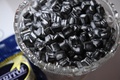 米ロサンゼルスの「ディスガスティングフード・ミュージアム」で展示されている、北欧のリコリス菓子（2018年12月6日撮影）。(c)Robyn Beck / AFP
