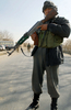 2007年11月24日、アフガニスタンの首都カブール（Kabul）西25キロにあるパグマン（Paghman）で、自爆攻撃の現場付近で警備にあたるアフガニスタン兵士。(c)AFP/MASSOUD Hossaini