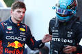 23F1第4戦、アゼルバイジャンGPスプリント。レース後にメルセデスAMGのジョージ・ラッセル（右）に話しかけるレッドブルのマックス・フェルスタッペン（2023年4月29日撮影）。(c)LISI NIESNER / POOL/ AFP