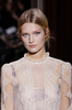 フランス・パリ市内で発表されたヴァレンティノ（VALENTINO）の12年春夏オートクチュールコレクション（2012年1月25日撮影）。(c)AFP/ALEXANDER KLEIN