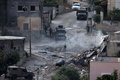 パレスチナ自治区ヨルダン川西岸地区北西部のトルカレム近郊で、建物に入るイスラエル兵（2024年5月4日撮影）。(c)JAAFAR ASHTIYEH / AFP