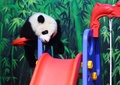 中国広東（Guangdong）省広州（Guangzhou）の動物園、長隆野生動物世界（Chimelong Safari Park）で遊ぶ生後6か月のジャイアントパンダ「隆隆（ロンロン、Long Long）」（2014年2月16日撮影）。(c)AFP