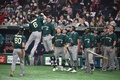 第5回ワールド・ベースボール・クラシック（WBC）1次ラウンド・プールB、韓国対オーストラリア。本塁打を放ち、チームメートと喜び合うオーストラリアのロビー・グレンディニング（左から2人目、2023年3月9日撮影）。(c)Richard A. Brooks / AFP