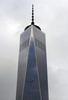 米ニューヨーク（New York）の超高層ビル「ワン・ワールド・トレード・センター（One World Trade Center）」の側面に宙づりとなった清掃員ら（2014年11月12日撮影）。(c)AFP/Timothy A. Clary