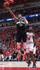 21-22NBAプレーオフ、イースタンカンファレンス1回戦、シカゴ・ブルズ対ミルウォーキー・バックス。得点を決めるミルウォーキー・バックスのヤニス・アデトクンポ（手前、2022年4月24日撮影）。(c)Jonathan Daniel/Getty Images/AFP