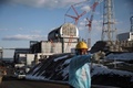 福島第一原子力発電所の3号機原子炉付近に立つ東京電力の従業員（2018年1月31日撮影）。(c)AFP PHOTO / Behrouz MEHRI