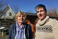 オランダ北部フローニンゲン（Groningen）で写真撮影に応じる同地域の住民団体「Groninger Bodem Beweging」のコリーナ・ハンセン（Corina Jansen）さんとダニエラ・ブランケン（Daniella Blanken）さん（2013年3月12日撮影）。(c)AFP/MAUDE BRULARD