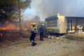 山火事の火の手が迫ったスペイン・カタルーニャ（Catalan）自治州Avinyonet de Puigventosの住宅に到着した消防士ら（2012年7月23日撮影）。(c)AFP/REMY GABALDA