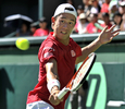 子テニス国別対抗戦、デビスカップ（Davis Cup 2011）は18日、東京の有明コロシアム（Ariake Coliseum）で日本とインドによるワールドグループプレーオフが行われ、日本は3日目のシングルスで錦織圭（Kei Nishikori）が勝利し、日本は27年ぶりとなるワールドグループ復帰を決めた。

錦織は通算4戦目となったシングルス第3試合でインドのビシュヌ・バルドゥハン（%%Vishnu Vardhan%%）を7-5、6-3、6-3のストレートで下し、通算成績を3勝1敗として勝利を決めた。

リターンショットを打つ錦織圭（2011年9月18日撮影）。(c)AFP/KAZUHIRO NOGI