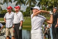 男子ゴルフ、リブゴルフ・インビテーショナル最終戦、米マイアミ大会の開幕を控え、トランプ・ナショナル・ドラール・ゴルフクラブで孫娘（右手前）のプレーを見守るドナルド・トランプ氏（左から2人目、2022年10月27日撮影）。(c)Giorgio VIERA/ AFP