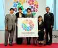 2020年夏季五輪招致ロゴの発表会見で、発表したロゴを持つ（右から）日本オリンピック委員会（JOC）の竹田恒和会長、パラリンピック水泳選手の成田真由美、ロゴをデザインした女子美術大学4年の島峰藍さん、女子レスリングの伊調馨、東京五輪招致委員会の水野正人事務総長（2011年11月30日撮影）。(c)AFP PHOTO/TOKYO 2020 BID COMMITTEE