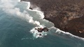 キラウエア火山の噴火により米ハワイ島北部沿岸に新たに形成された小島。米地質調査所提供（2018年7月13日入手）。(c)AFP PHOTO / US Geological Survey/HO