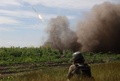 ウクライナ・バフムート近郊で、多連装ロケット砲BM21「グラート」を使用しロシア軍の拠点を攻撃するウクライナ軍（2023年6月13日撮影）。(c)Anatolii Stepanov / AFP