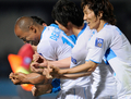 サッカーAFCチャンピオンズリーグ2009（%%AFC Champions League 2009%%）1次リーグH組、川崎フロンターレ（%%Kawasaki Frontale%%）対浦項スティーラース（%%Pohang Steelers%%）。試合は0-2で川崎が敗れ、同組2位での決勝トーナメント進出となった。勝った浦項が同組1位で決勝トーナメントに進んだ。写真は後半27分にチームの2点目を決めてチームメイトと歓喜する浦項のデニウソン（%%Denilson Martins Nascimento%%、左）。（2009年5月19日撮影）(c)AFP/Toru YAMANAKA