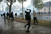 マクロン仏大統領、高校生デモが政治勢力に「利用されている」と発言　首相は極左を名指し