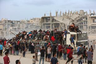 イスラエル軍、ガザで支援待つ人々に発砲 30人以上死亡 パレスチナ当局