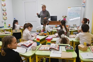 ウクライナで「地下学校」開校 教室は窓なし