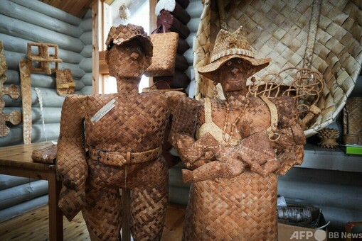 木のスーツ」も製作 シラカバの皮を編んで70年、フィンランドの職人