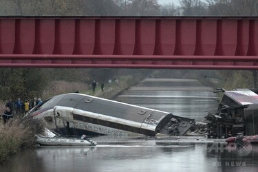TGVが試験走行中に脱線、10人死亡 フランス 写真6枚 国際ニュース