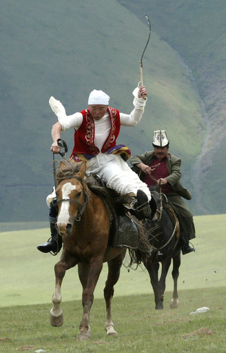 キルギス高地で民族の祭典、馬競技や料理で観光客魅了