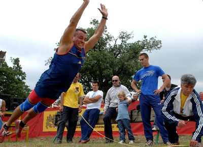 観光シーズン到来で伝統的な祭りを開催