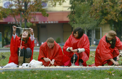 ギネスに挑戦、全長3キロの「コンドームの鎖」