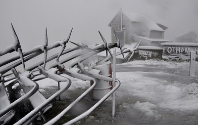 南半球のオーストラリアで季節外れの雪、ホワイトクリスマスも