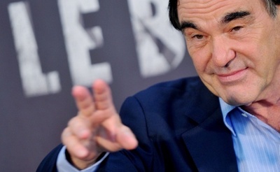 O・ストーン監督、豚を銃撃する英軍の軍医訓練を非難